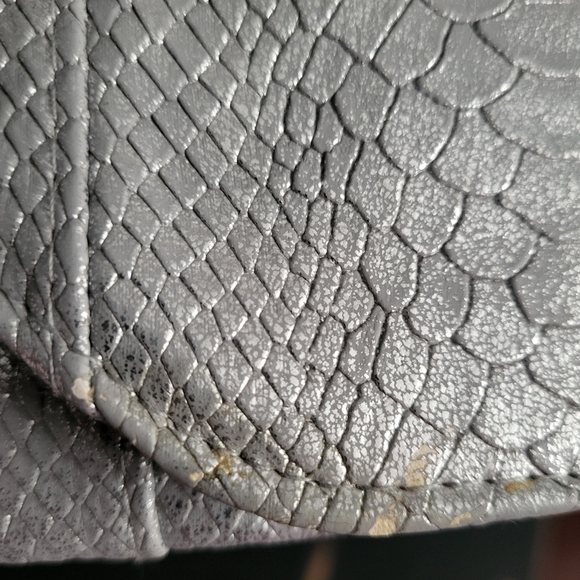 Faux silver snake skin clutch - Picture 2 of 8
